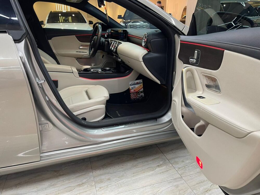 Convenient car rentals for exploring Dubai's attraction